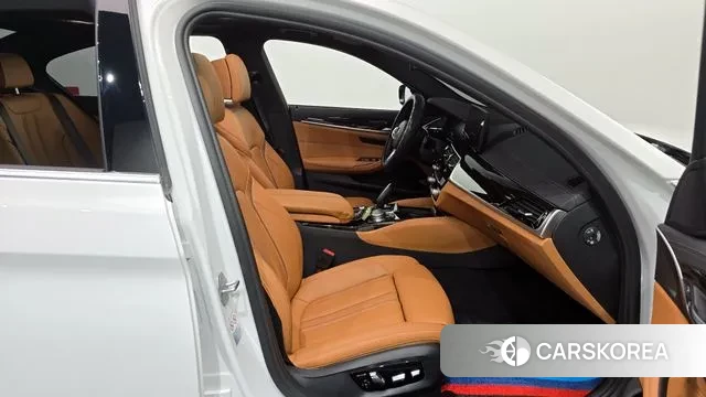 BMW 5 Series (G30) 2021 Белый из Кореи, фото 2