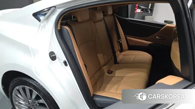 Lexus ES300h 7th generation 2024 Белый из Кореи, фото 2