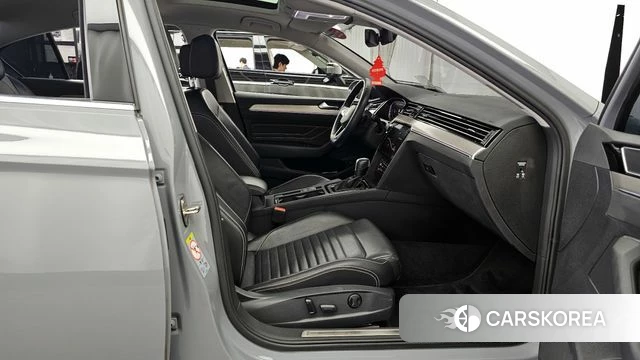 Volkswagen Passat GT (B8) 2022 Серебристо-серый из Кореи, фото 2