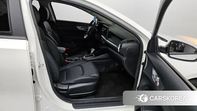 Kia The New K3 2nd generation 2021 Белый из Кореи, фото 2