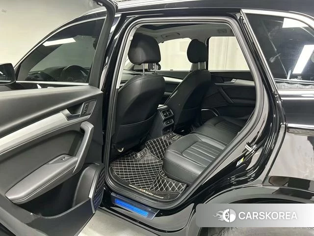 Audi Q5L 2021 Черный из Китая, фото 2