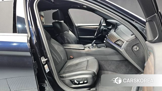 BMW 5 Series (G30) 2018 Черный из Кореи, фото 2