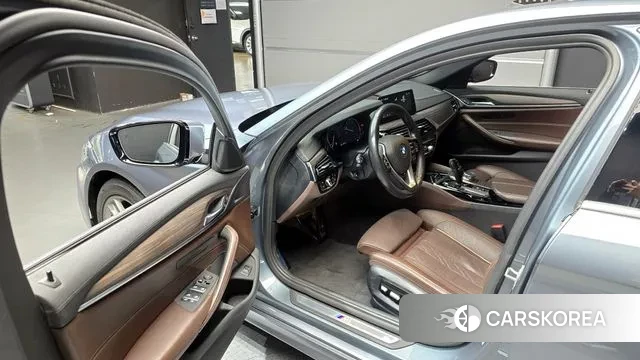 BMW 5 Series (G30) 2018 Светло-серебряный цвет из Кореи, фото 2