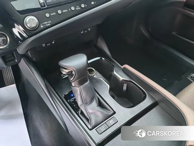 Lexus ES 2023 Серебристо-серый из Китая, фото 2