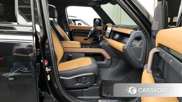 Land Rover Defender (L663) 2024 Черный из Кореи, фото 2