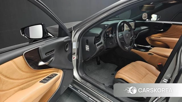 Lexus LS500h 5th generation 2023 Серебристо-серый из Кореи, фото 2