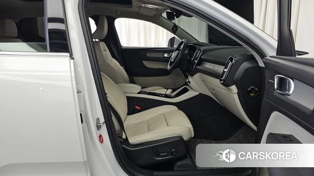 Volvo XC40 2023 Белый из Кореи, фото 2