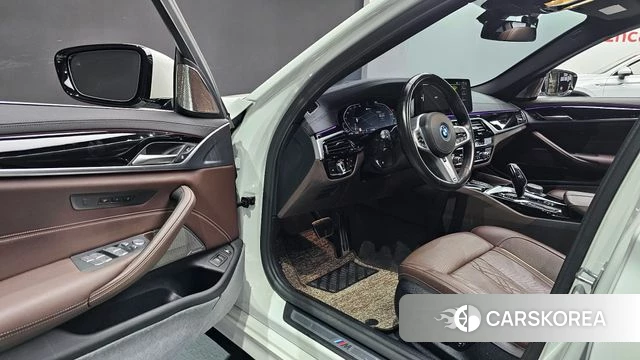 BMW 5 Series (G30) 2022 Белый из Кореи, фото 2