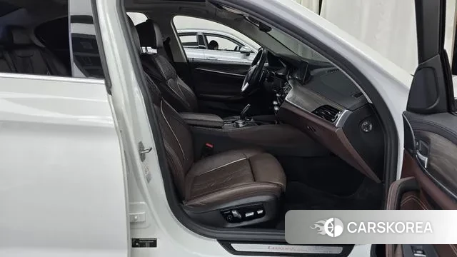 BMW 5 Series (G30) 2018 Белый из Кореи, фото 2