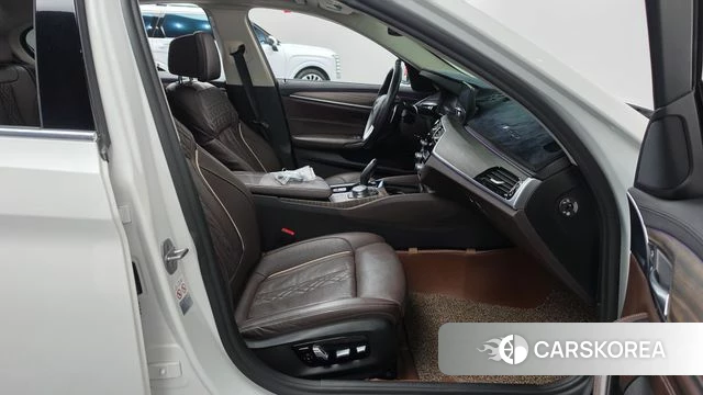 BMW 5 Series (G30) 2019 Белый из Кореи, фото 2