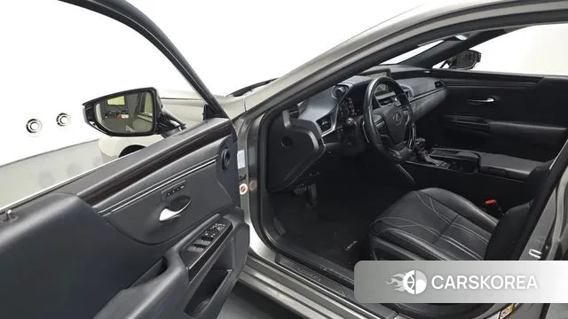 Lexus ES300h 7th generation 2018 Серебристо-серый из Кореи, фото 2