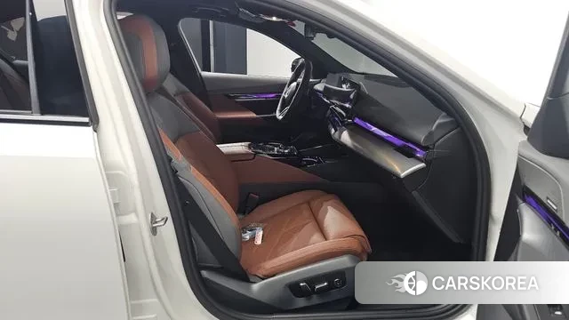 BMW 5 Series (G60) 2025 Белый из Кореи, фото 2