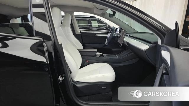 Tesla Model Y 2023 Черный из Кореи, фото 2