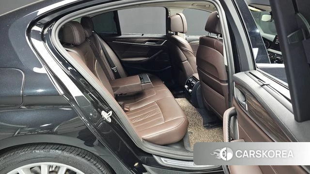 BMW 5 Series (G30) 2023 Черный из Кореи, фото 2