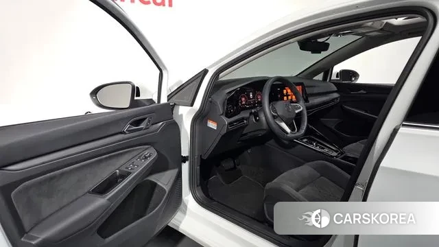 Volkswagen Golf 8th Generation 2024 Белый из Кореи, фото 2