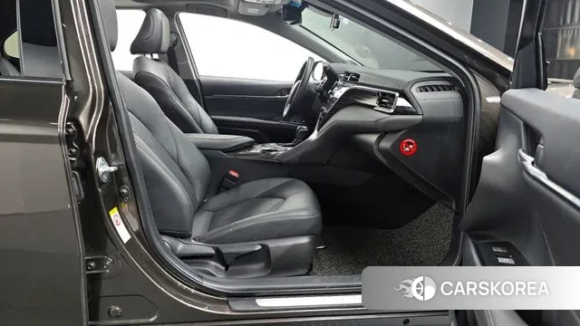 Toyota Camry (XV70) 2018 Коричневый из Кореи, фото 2