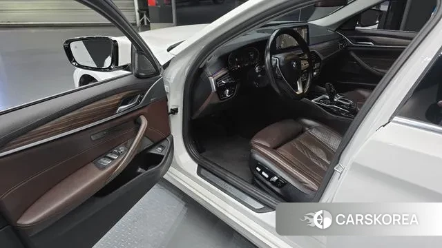 BMW 5 Series (G30) 2020 Белый из Кореи, фото 2