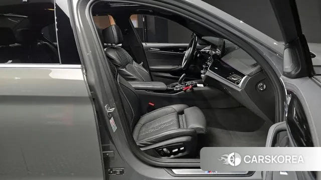 BMW 5 Series (G30) 2022 Серебристо-серый из Кореи, фото 2