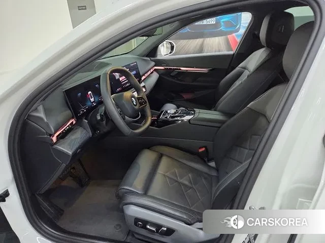 BMW 5 Series (G60) 2024 Белый из Кореи, фото 2