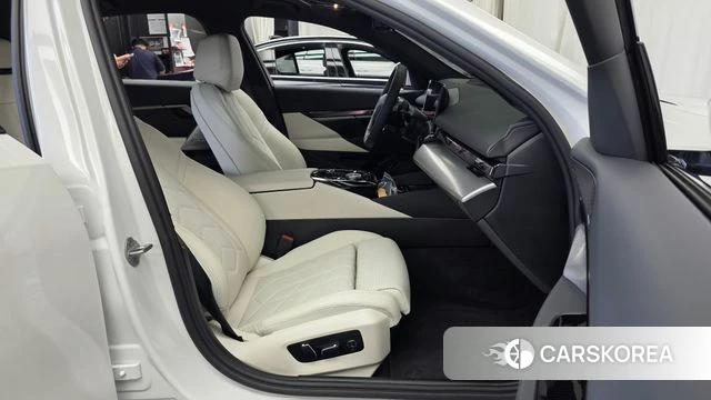 BMW 5 Series (G60) 2025 Белый из Кореи, фото 2