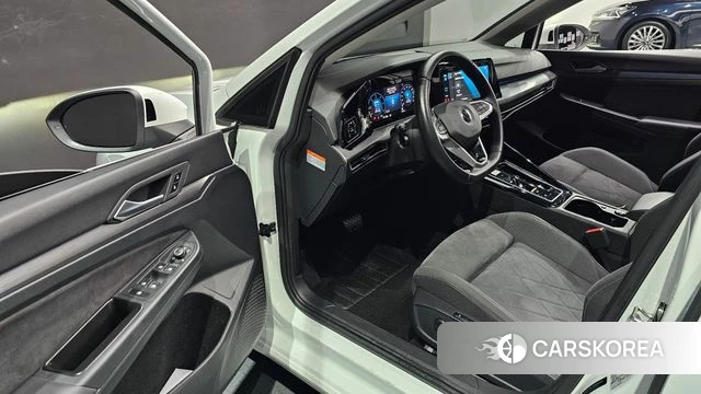 Volkswagen Golf 8th Generation 2023 Белый из Кореи, фото 2