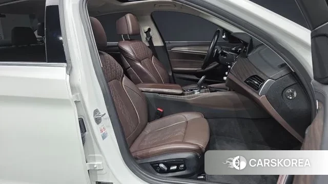 BMW 5 Series (G30) 2018 Белый из Кореи, фото 2