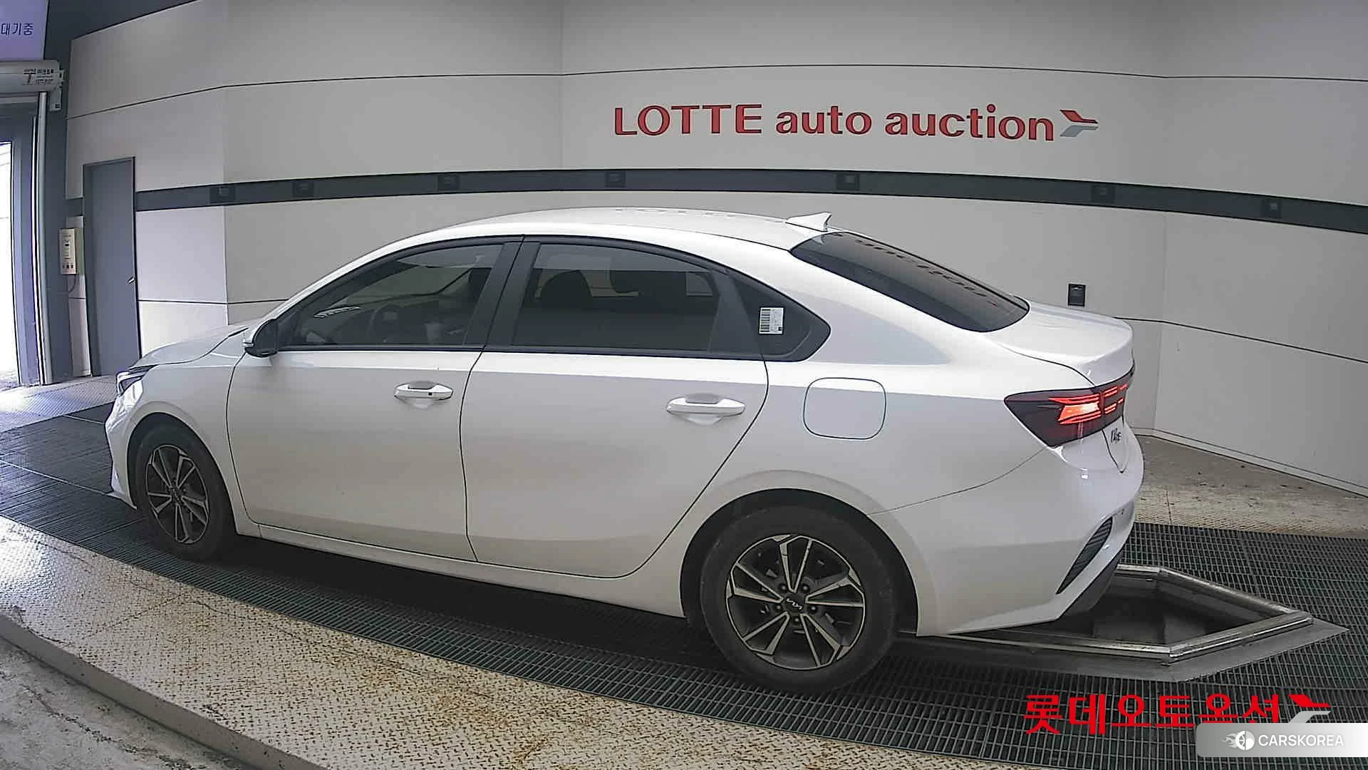 Kia K3 2022 Snow White Pearl из Кореи, фото 2