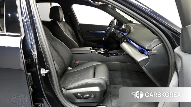 BMW 5 Series (G60) 2025 Черный из Кореи, фото 2