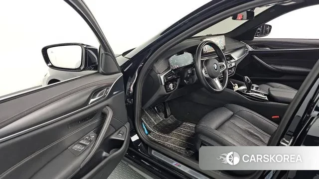 BMW 5 Series (G30) 2023 Черный из Кореи, фото 2