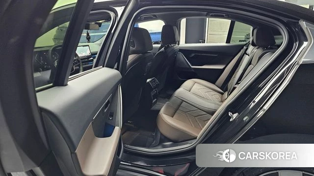 BMW 5 Series (G60) 2024 Черный из Кореи, фото 2