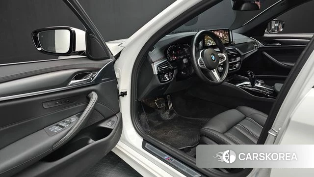 BMW 5 Series (G30) 2022 Белый из Кореи, фото 2