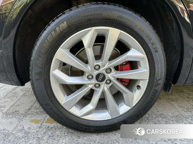 Audi Q5L 2022 Черный из Китая, фото 2