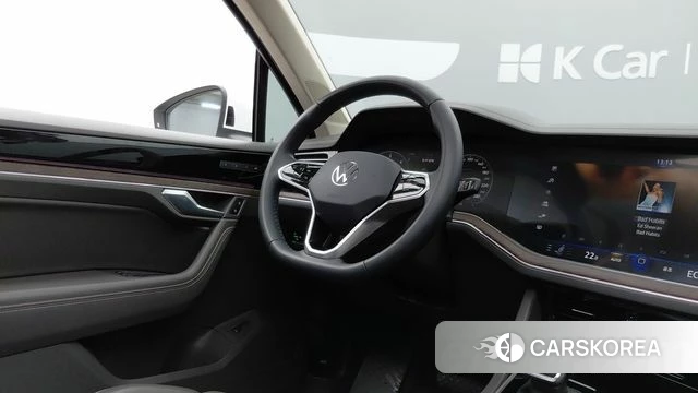 Volkswagen Touareg 3rd generation 2023 Белый из Кореи, фото 2