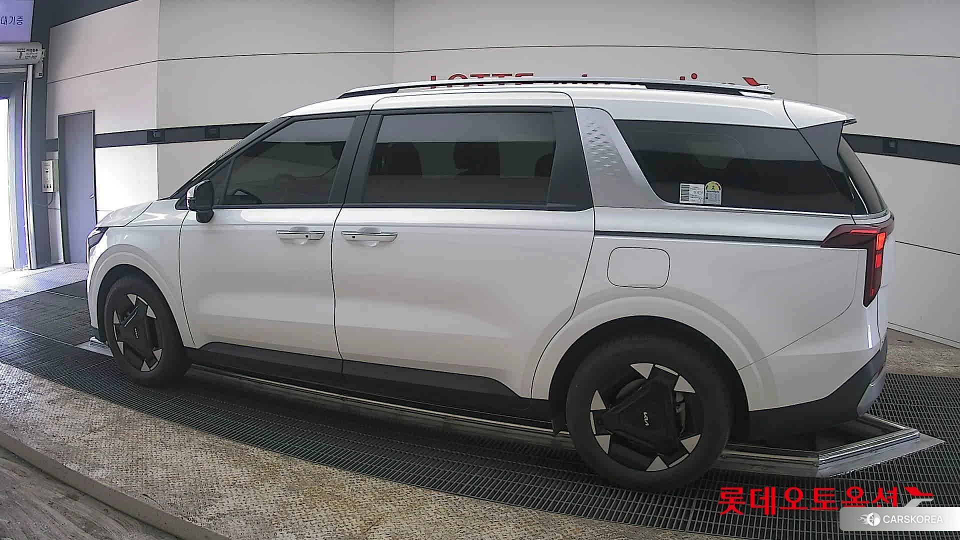 Kia Carnival Hybrid 2025 Белый из Кореи, фото 2