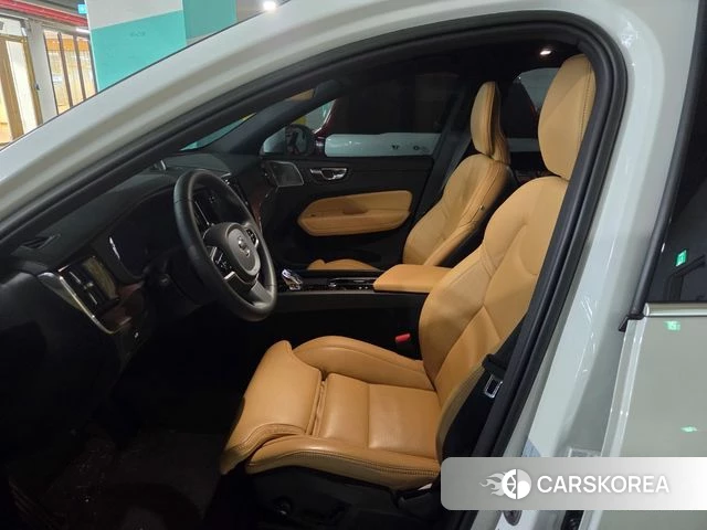 Volvo XC60 second Generation 2023 Белый из Кореи, фото 2