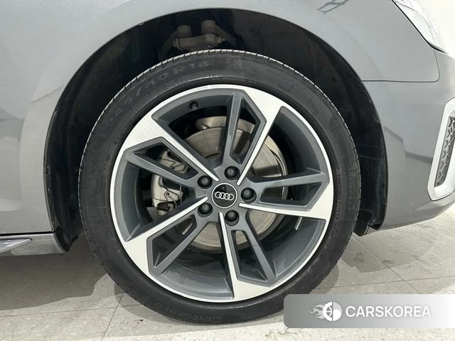 Audi A4L 2022 Темно-серый из Китая, фото 2