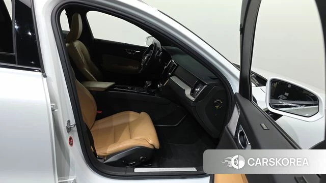 Volvo V60 Cross-Country 2nd Generation 2019 Белый из Кореи, фото 2