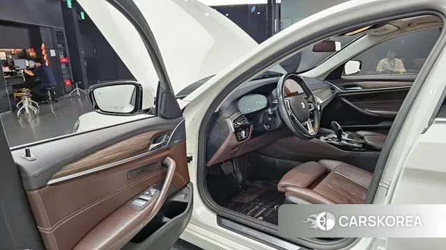 BMW 5 Series (G30) 2019 Белый из Кореи, фото 2