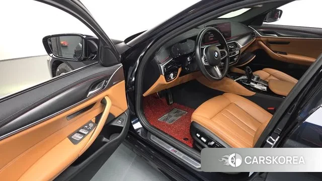 BMW 5 Series (G30) 2022 Черный из Кореи, фото 2