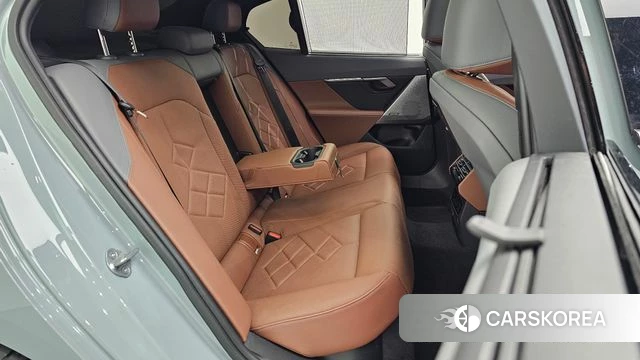 BMW 5 Series (G60) 2024 Серебристо-серый из Кореи, фото 2
