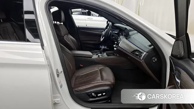 BMW 5 Series (G30) 2020 Белый из Кореи, фото 2