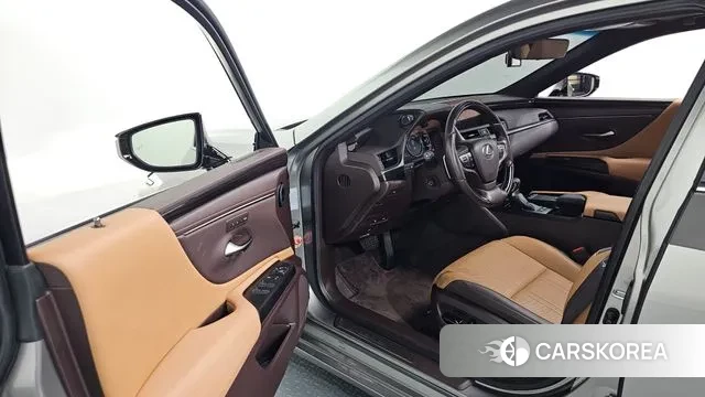 Lexus ES300h 7th generation 2021 Серебристо-серый из Кореи, фото 2