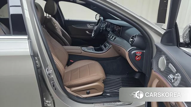 Mercedes-Benz E-Class W213 2022 Песочный из Кореи, фото 2