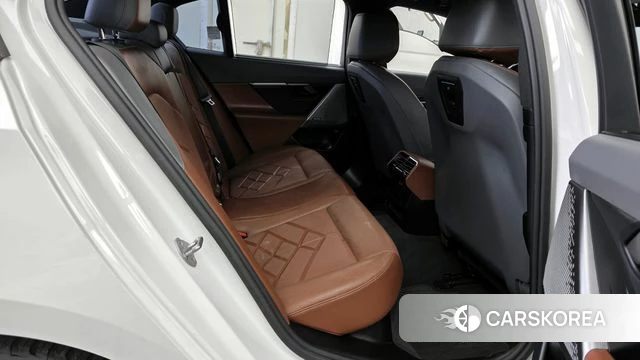 BMW 5 Series (G60) 2023 Белый из Кореи, фото 2