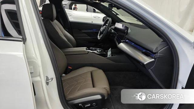 BMW 5 Series (G60) 2025 Белый из Кореи, фото 2
