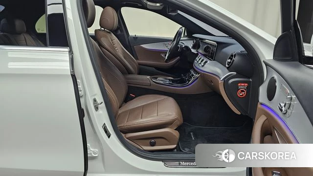 Mercedes-Benz E-Class W213 2021 Белый из Кореи, фото 2