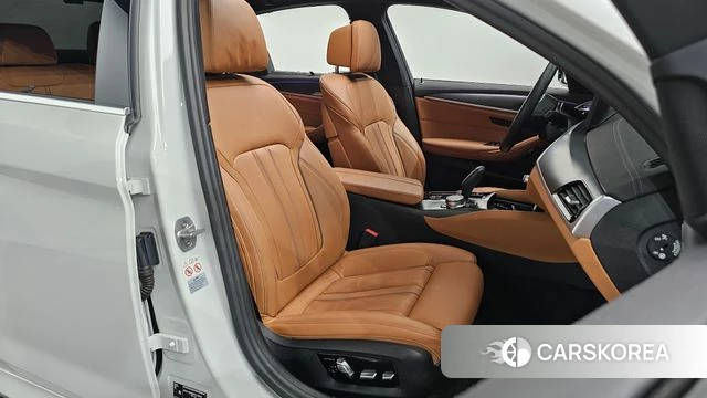 BMW 5 Series (G30) 2022 Белый из Кореи, фото 2