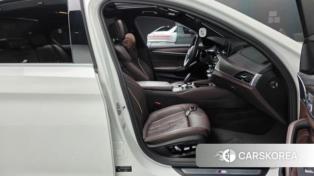 BMW 5 Series (G30) 2019 Белый из Кореи, фото 2