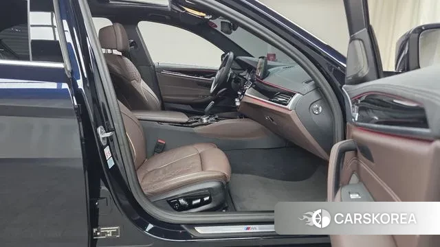 BMW 5 Series (G30) 2023 Черный из Кореи, фото 2