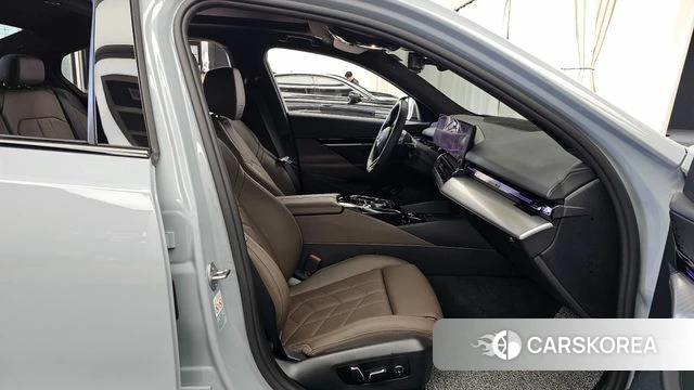 BMW 5 Series (G60) 2024 Серебристо-серый из Кореи, фото 2